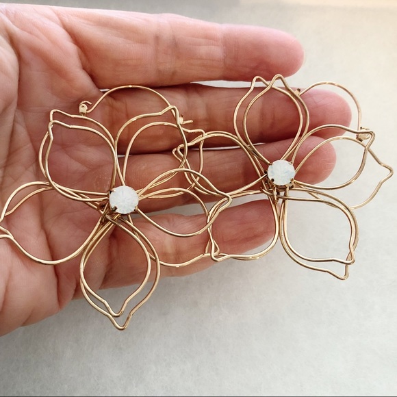 Gold Tone Wire Gardenia Flower Hoop Earrings with jewel - Picture 11 of 13